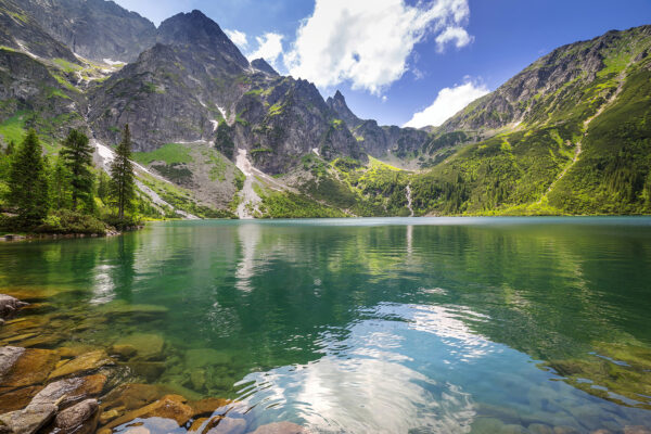 Von Bergen umgebener See Von Bergen umgebener See