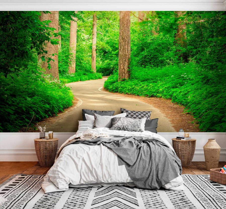 Straße durch einen Wald