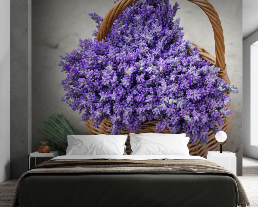 Korb mit lila Blumen