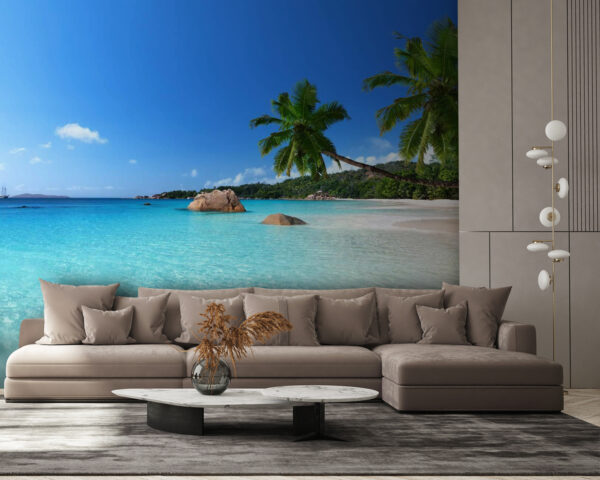 Strand mit Palmen und blauem Wasser Strand mit Palmen und blauem Wasser