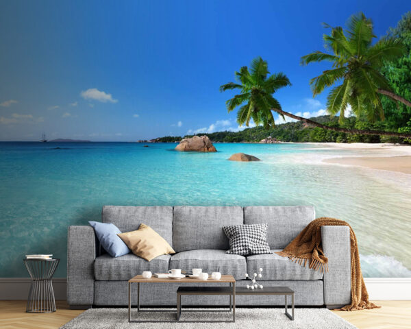 Strand mit Palmen und blauem Wasser Strand mit Palmen und blauem Wasser