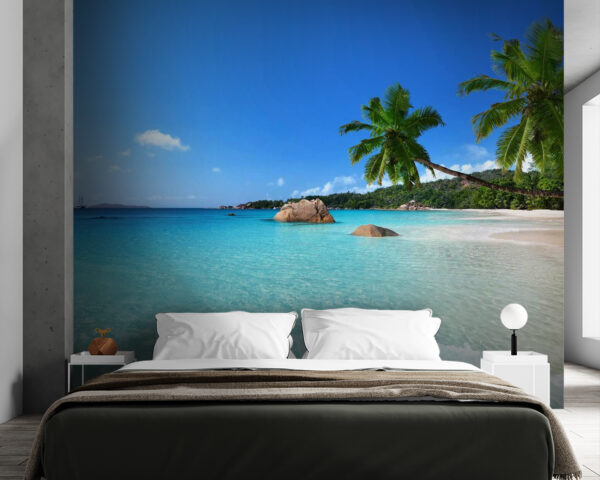 Strand mit Palmen und blauem Wasser Strand mit Palmen und blauem Wasser