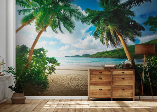 Strand mit Palmen und blauem Wasser Strand mit Palmen und blauem Wasser