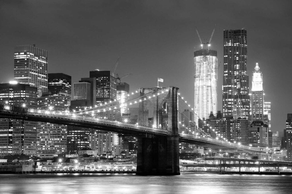 Brücke über das Wasser mit der Skyline der Stadt im Hintergrund Brücke über das Wasser mit der Skyline der Stadt im Hintergrund