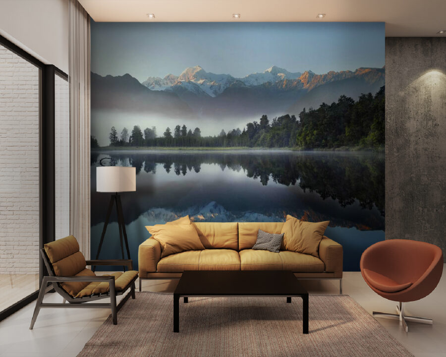 See mit Bäumen und Bergen im Hintergrund