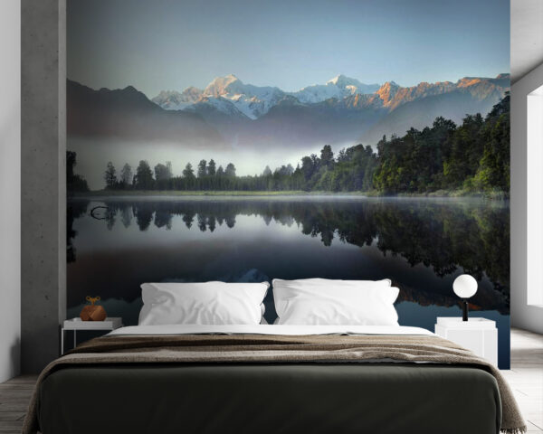 See mit Bäumen und Bergen im Hintergrund See mit Bäumen und Bergen im Hintergrund