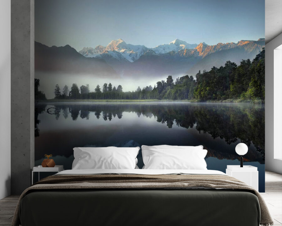 See mit Bäumen und Bergen im Hintergrund