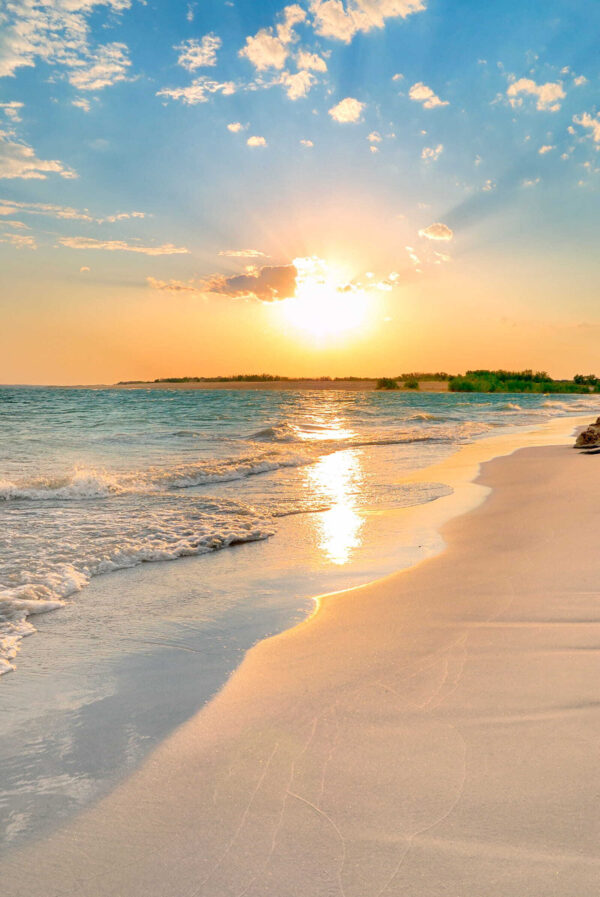 Strand mit Wellen und Sonnenuntergang Strand mit Wellen und Sonnenuntergang