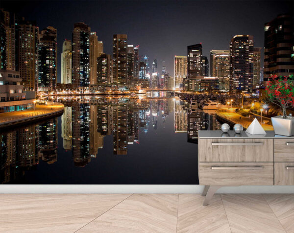 Skyline der Stadt mit sich auf dem Wasser spiegelnden Lichtern Skyline der Stadt mit sich auf dem Wasser spiegelnden Lichtern