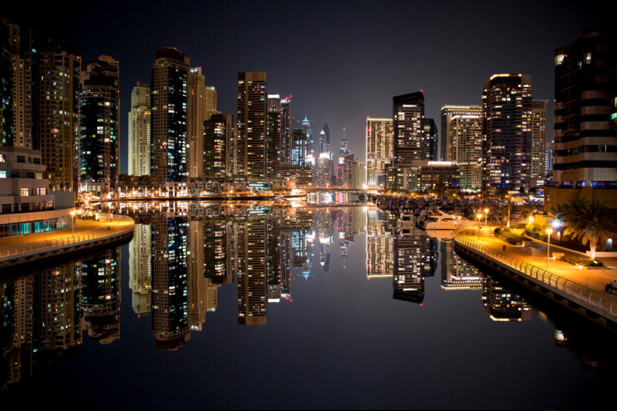 Skyline der Stadt mit sich auf dem Wasser spiegelnden Lichtern