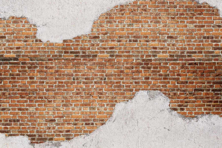 Backsteinmauer mit weißer Schicht