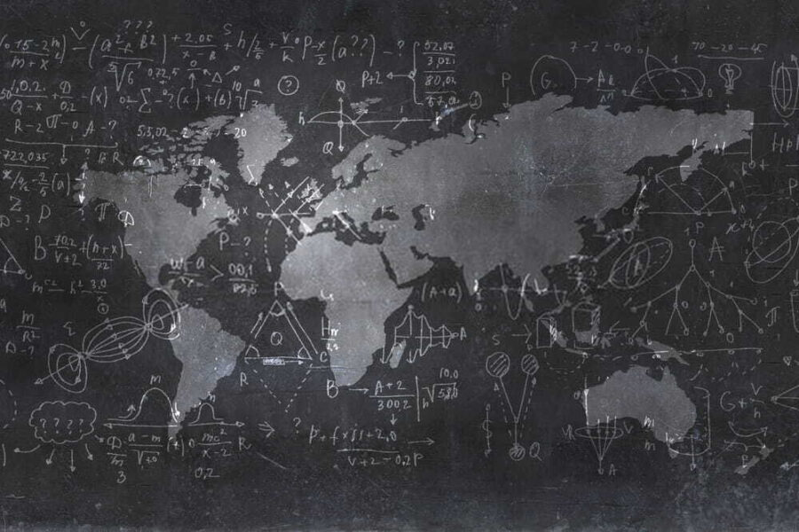 Kreidetafel mit einer Karte und mathematischen Gleichungen