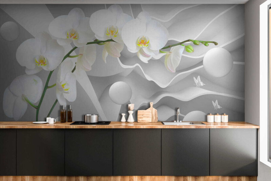 Weiße Orchideen und weiße Kugeln Weiße Orchideen und weiße Kugeln