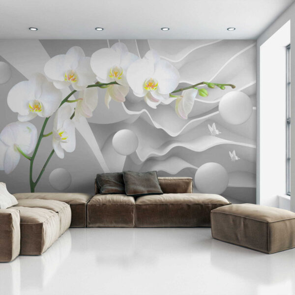 Weiße Orchideen und weiße Kugeln Weiße Orchideen und weiße Kugeln