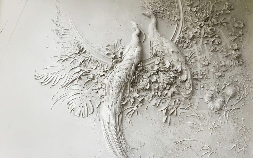Weiße Wand mit ein paar Vögeln und Blumen Weiße Wand mit ein paar Vögeln und Blumen
