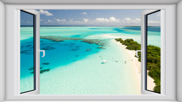 Blick aus einem Fenster auf einen Strand Blick aus einem Fenster auf einen Strand