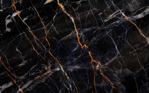 Schwarzer Marmor mit feurig orangefarbenen Adern. Schwarzer Marmor mit feurig orangefarbenen Adern.