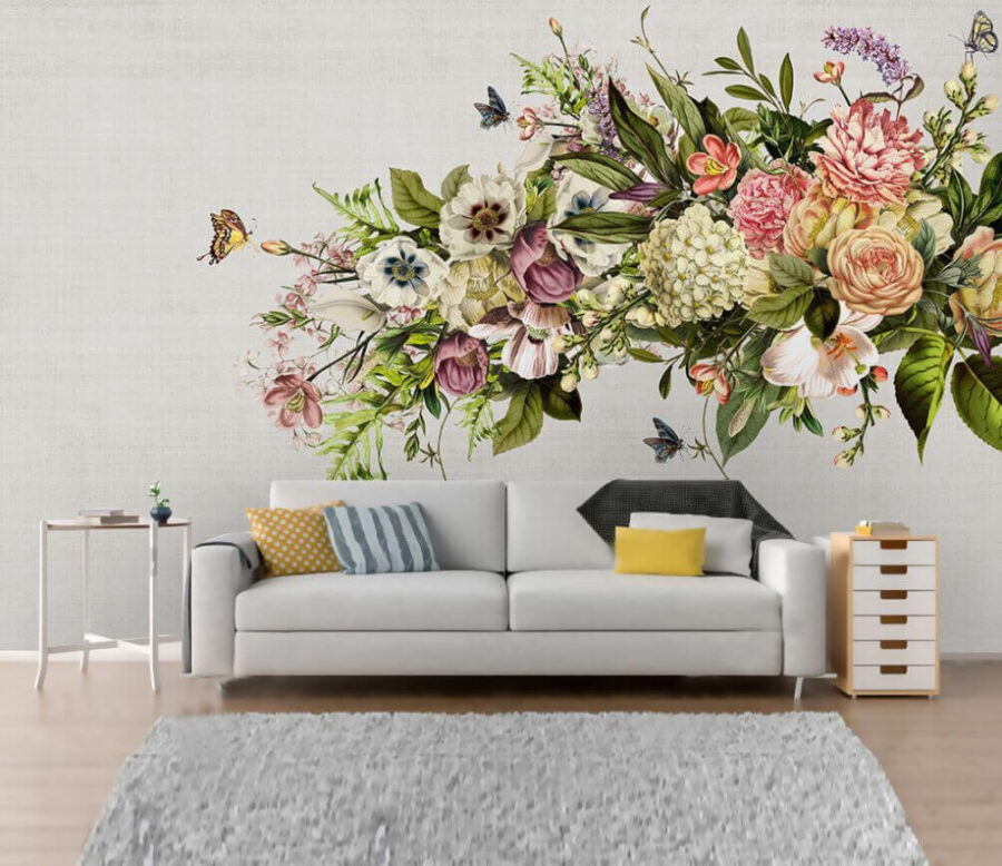 Schmetterling fliegt über einen Blumenstrauß