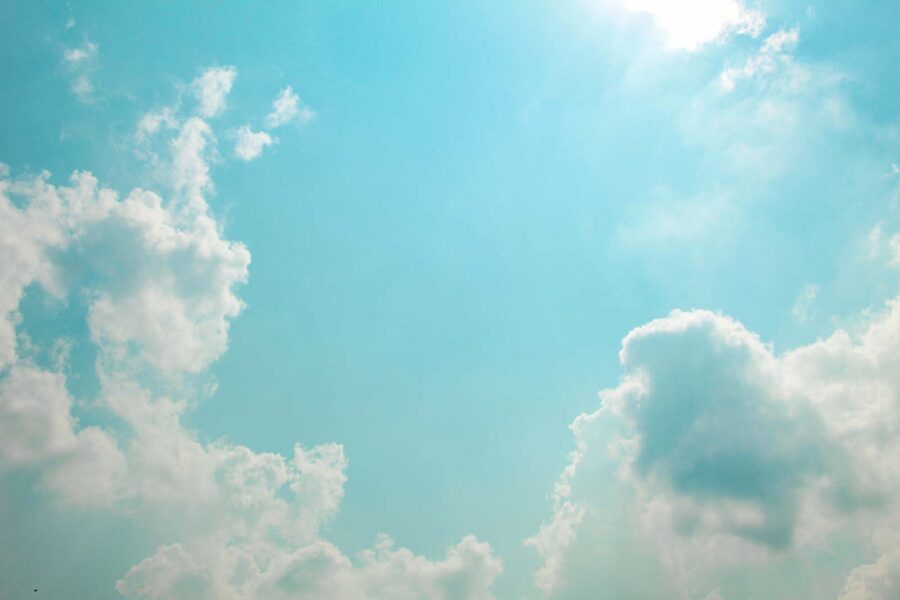 Blauer Himmel mit Wolken und Sonne