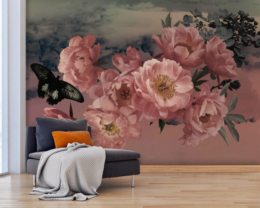 Schmetterling fliegt über einen Strauß rosa Blumen