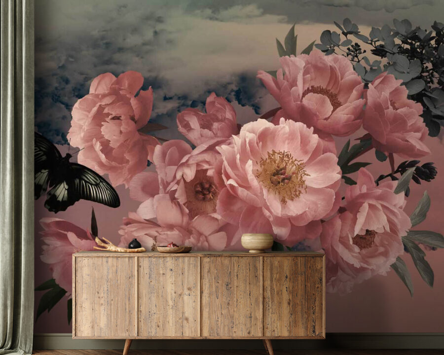 Schmetterling fliegt über einen Strauß rosa Blumen