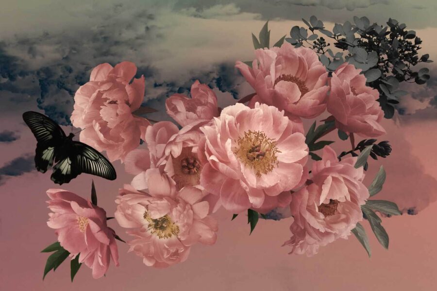Schmetterling fliegt über einen Strauß rosa Blumen