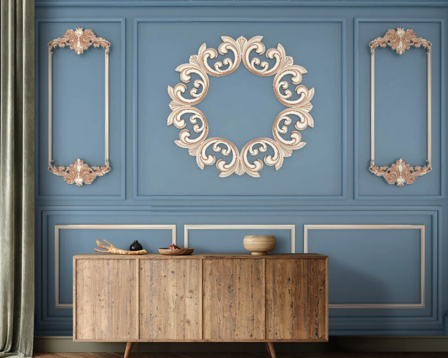Elegante blaue Wand mit verschnörkelten Akzenten.