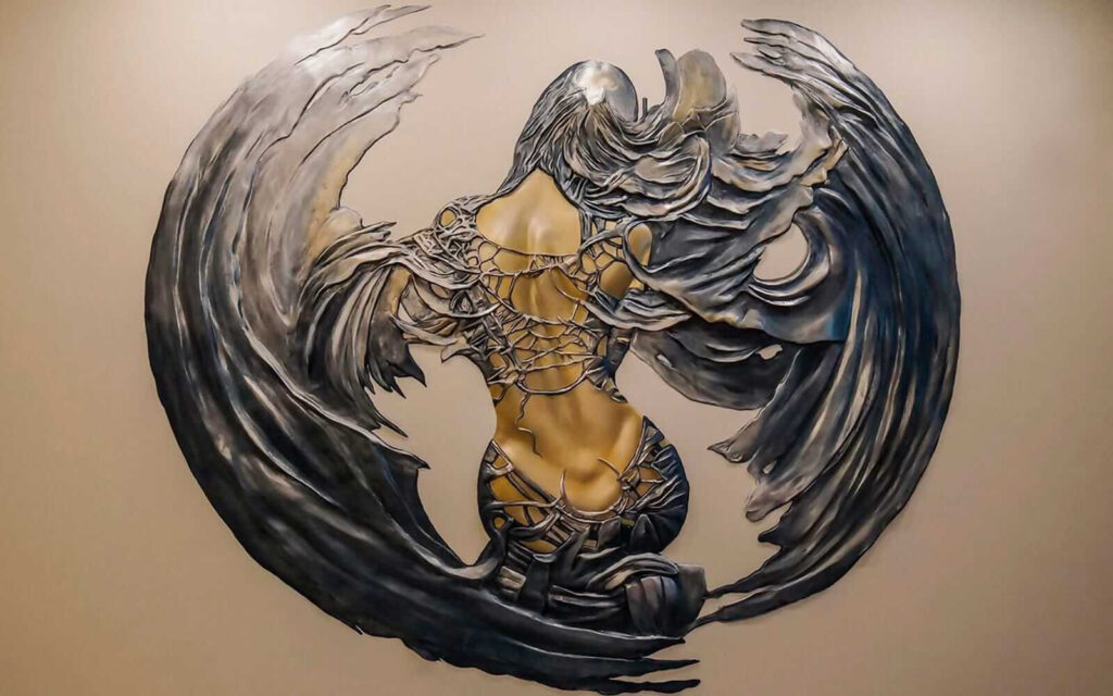 Metallskulptur einer Frau mit Flügeln Metallskulptur einer Frau mit Flügeln