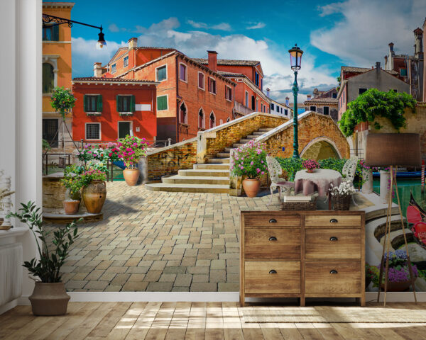 Terrasse mit Tisch und Stühlen und einem Springbrunnen vor einem Gebäude Terrasse mit Tisch und Stühlen und einem Springbrunnen vor einem Gebäude