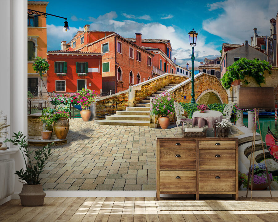 Terrasse mit Tisch und Stühlen und einem Springbrunnen vor einem Gebäude Terrasse mit Tisch und Stühlen und einem Springbrunnen vor einem Gebäude