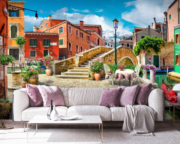Terrasse mit Tisch und Stühlen und einem Springbrunnen vor einem Gebäude Terrasse mit Tisch und Stühlen und einem Springbrunnen vor einem Gebäude