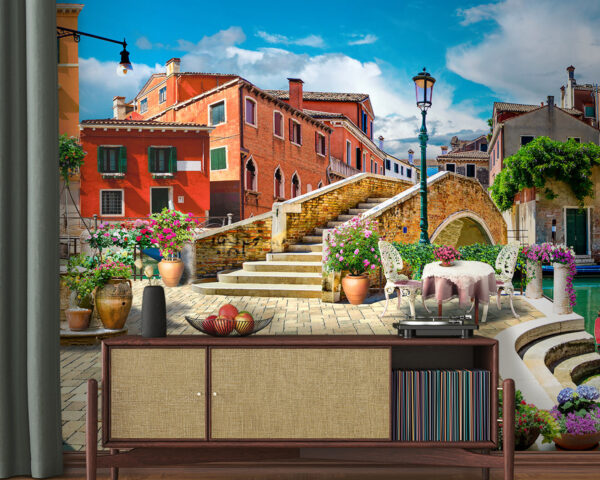 Terrasse mit Tisch und Stühlen und einem Springbrunnen vor einem Gebäude Terrasse mit Tisch und Stühlen und einem Springbrunnen vor einem Gebäude