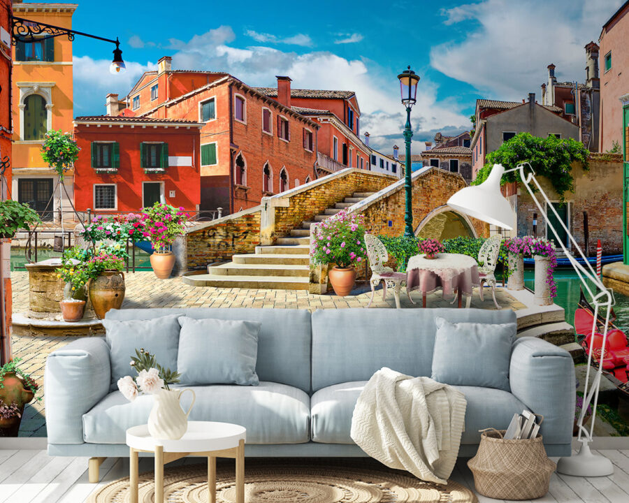 Terrasse mit Tisch und Stühlen und einem Springbrunnen vor einem Gebäude Terrasse mit Tisch und Stühlen und einem Springbrunnen vor einem Gebäude