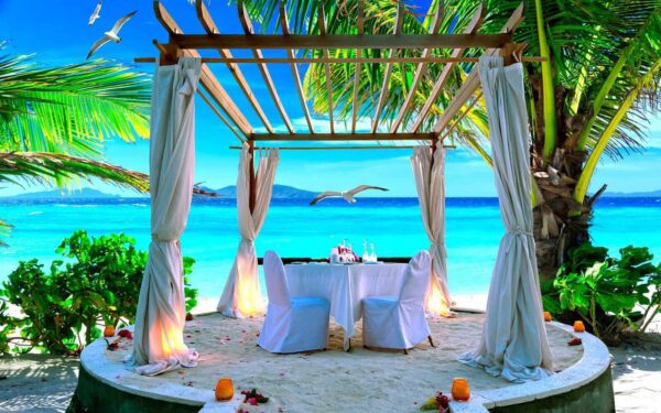 Am Strand aufgestellter Tisch Am Strand aufgestellter Tisch