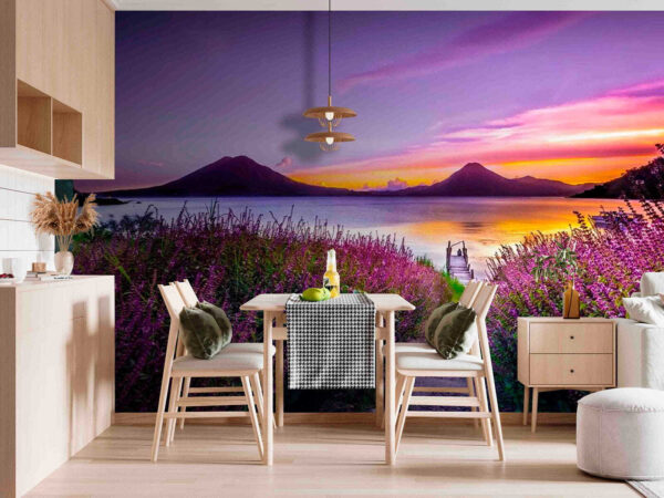 Weg zu einem See mit lila Blumen Weg zu einem See mit lila Blumen