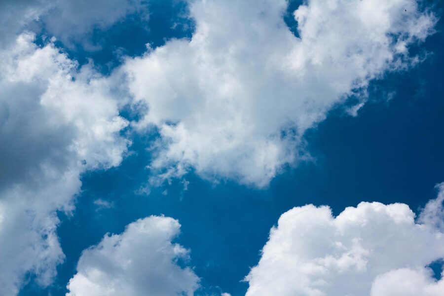 Blauer Himmel mit Wolken