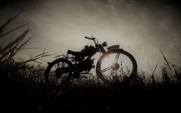Motorrad auf einem Feld Motorrad auf einem Feld
