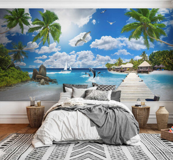 Holzsteg mit Palmen und einem Strand mit Booten und Delfinen Holzsteg mit Palmen und einem Strand mit Booten und Delfinen