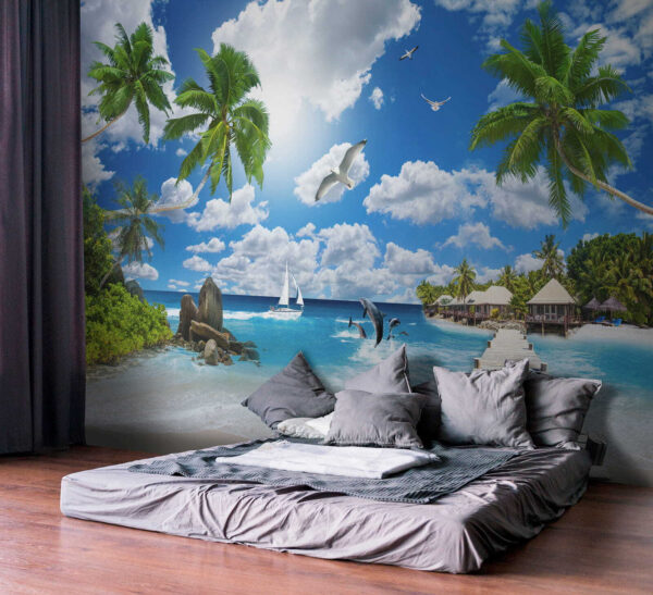 Holzsteg mit Palmen und einem Strand mit Booten und Delfinen Holzsteg mit Palmen und einem Strand mit Booten und Delfinen