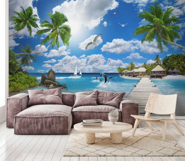 Holzsteg mit Palmen und einem Strand mit Booten und Delfinen Holzsteg mit Palmen und einem Strand mit Booten und Delfinen