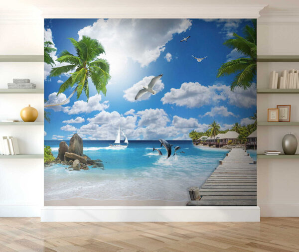 Holzsteg mit Palmen und einem Strand mit Booten und Delfinen Holzsteg mit Palmen und einem Strand mit Booten und Delfinen