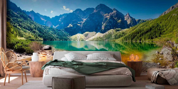 See mit Bergen im Hintergrund See mit Bergen im Hintergrund