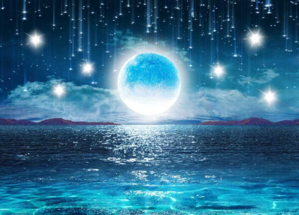 Mond über Wasser mit Sternen und Wolken Mond über Wasser mit Sternen und Wolken