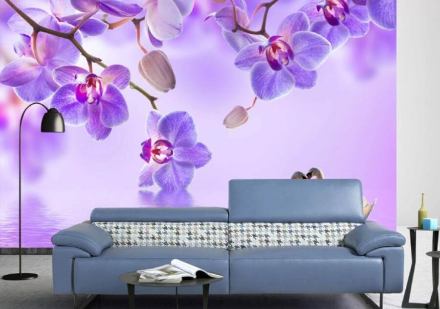 Zwei Schwäne in einem See mit lila Blumen