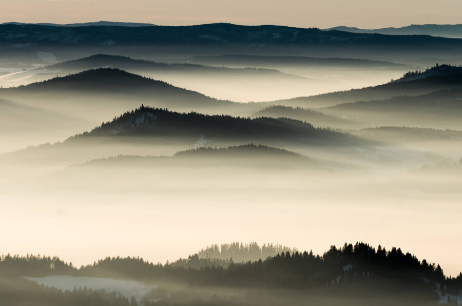 Landschaft mit Bergen und Nebel u31554p 900x596 - Landschaft mit Bergen und Nebel - tegory