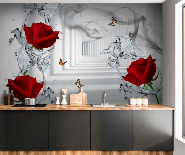 Rote Rosen und Schmetterlinge in einem Glas Rote Rosen und Schmetterlinge in einem Glas