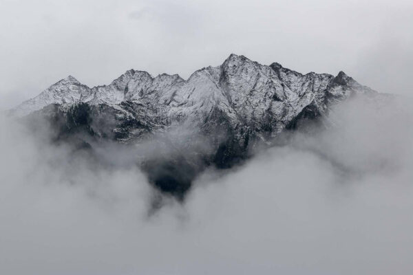 Berg mit Schnee auf dem Gipfel Berg mit Schnee auf dem Gipfel