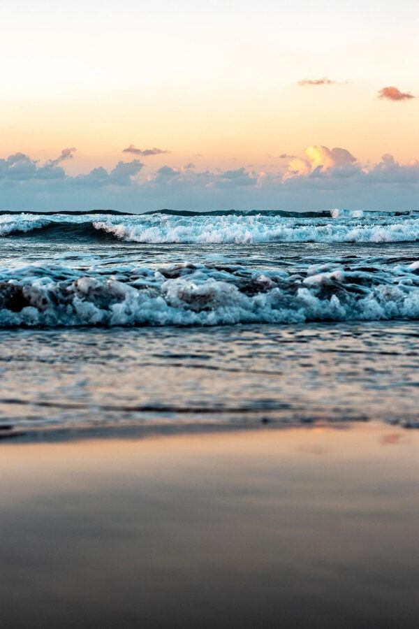 Wellen am Strand mit krachenden Wellen Wellen am Strand mit krachenden Wellen