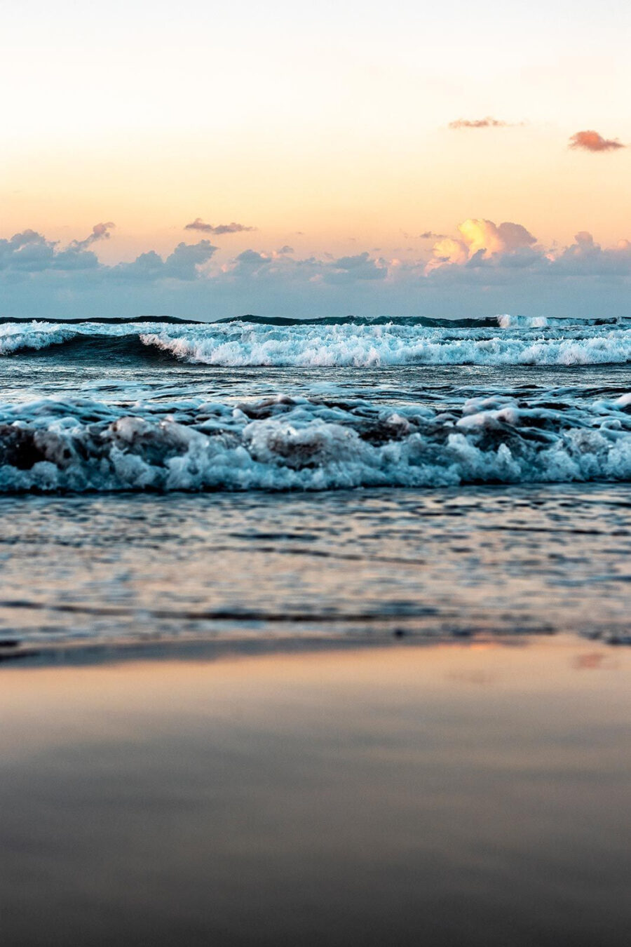 Wellen am Strand mit krachenden Wellen