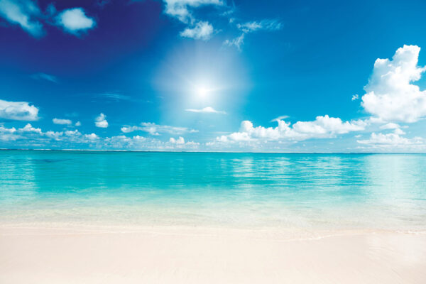 Blauer Himmel mit Wolken und ein Sandstrand Blauer Himmel mit Wolken und ein Sandstrand